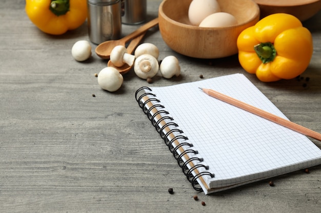 Кухонный стол с рецептом